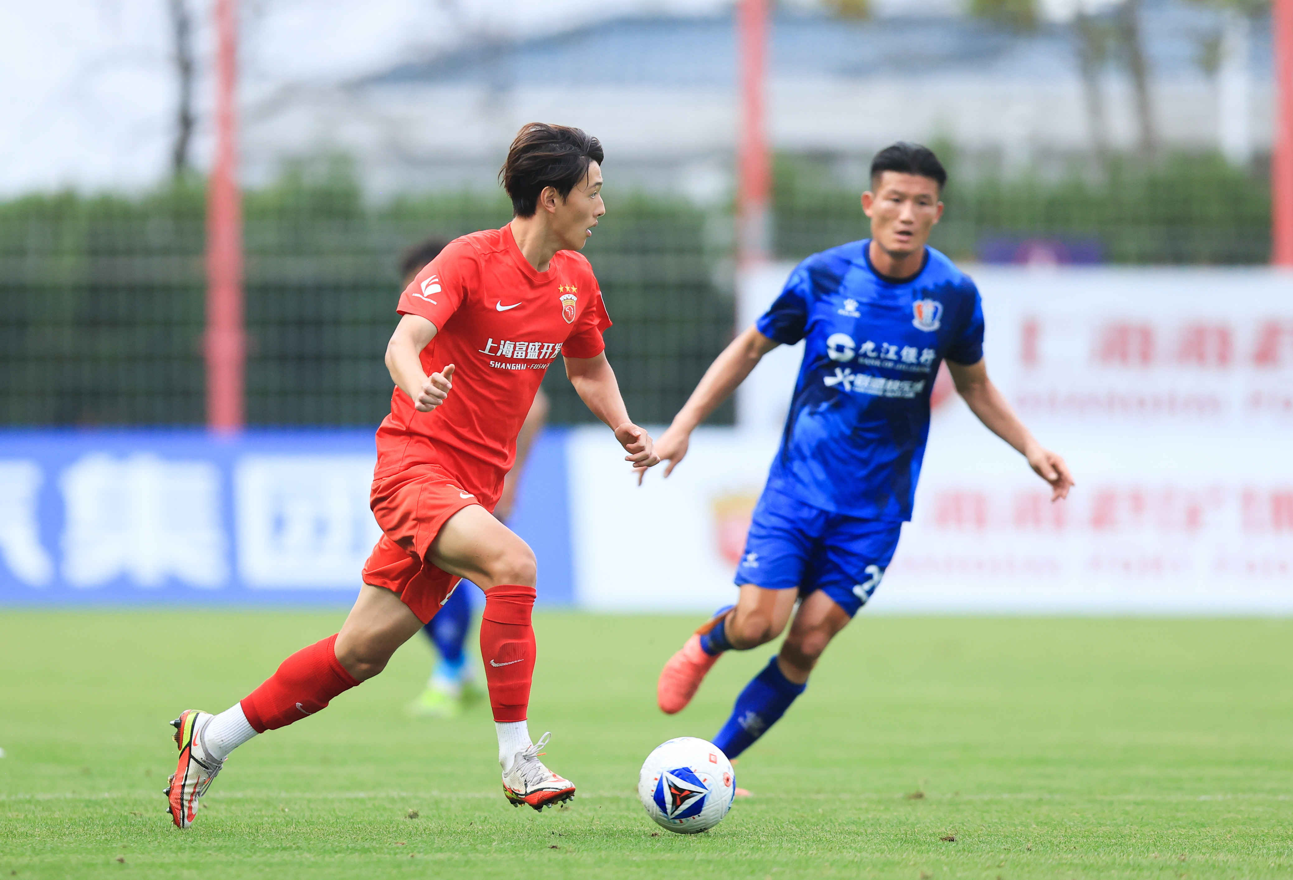 金年会登录入口-上海久事训练开放日，转会期豪取连胜引欢呼，中超在即，身体对抗强度拉满